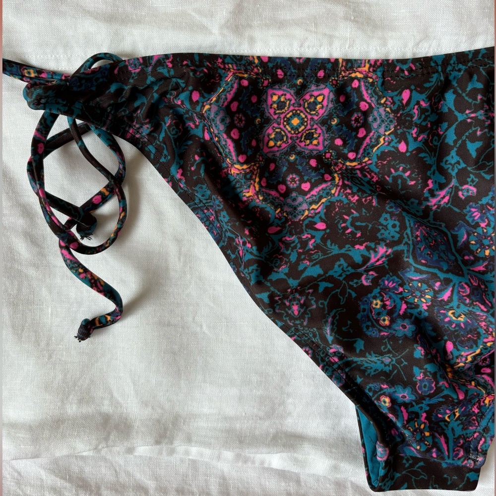 L Space size large side tie bikini bottom.